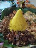 Nasi tumpeng kuning