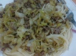 Una foto de Pasta con carne y repollo riquísima 🍝