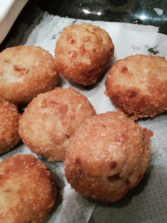 A picture of Chicken cheese Bread balls.