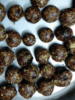 டேட்ஸ் லட்டு (Dates laddo recipe in tamil) செய்முறை முக்கிய புகைப்படம்