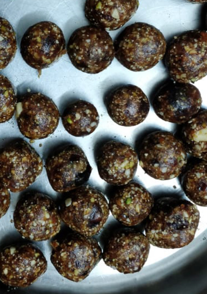டேட்ஸ் லட்டு (Dates laddo recipe in tamil) செய்முறை முக்கிய புகைப்படம்
