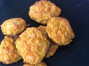 Una foto de buñuelos dulces con royal