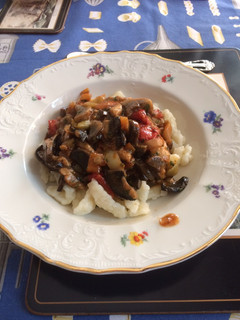 Vargánya pörkölt, sült paprika ágyon recept fotója