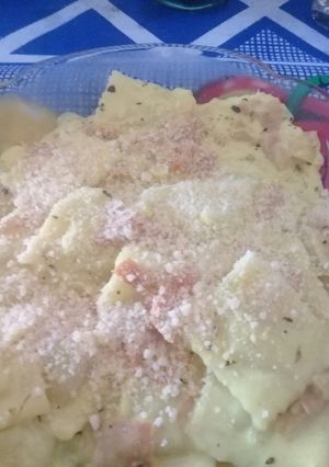 Una foto de Ravioles con crema y jamón