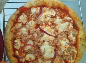 Una foto de Pizza de atún con cebolla morada