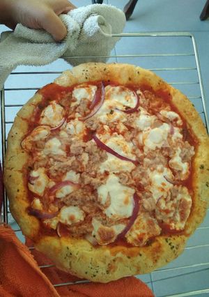 Una foto de Pizza de atún con cebolla morada
