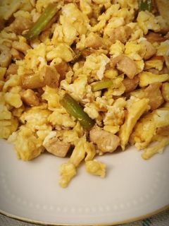 Una foto de Huevos revueltos con Ajetes y Pollo
