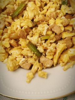 Una foto de Huevos revueltos con Ajetes y Pollo