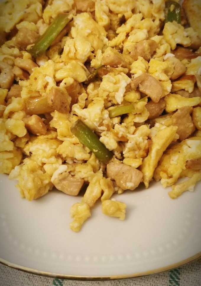 Una foto de Huevos revueltos con Ajetes y Pollo
