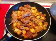 Una foto de conejo con patatas