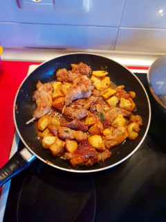 Una foto de Conejo al ajillo con patatas