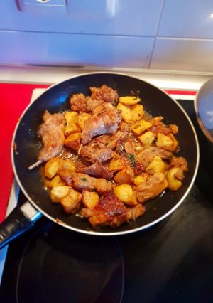 Una foto de Conejo al ajillo con patatas