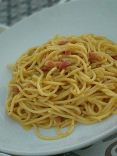 Una foto de Espaguetis a la carbonara tradicional