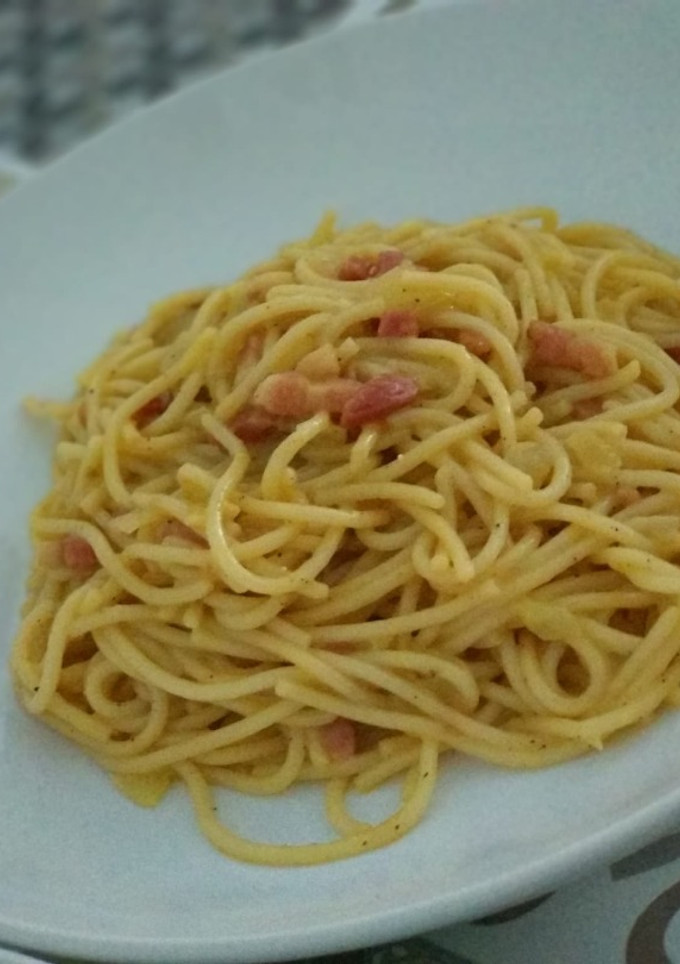 Una foto de Espaguetis a la carbonara tradicional