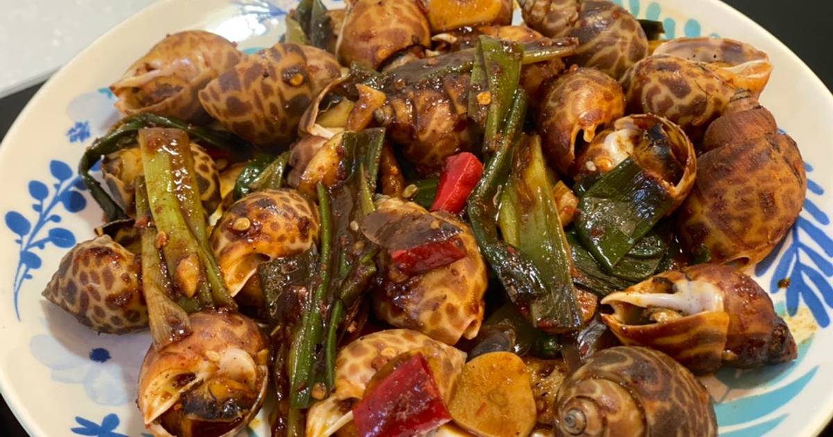 美食霹靂 中秋過後 陽光下透著小小的涼意九乘塔 貴參參的鳳螺 老闆精心調味 五味炒鳳螺想試試嗎 已經吃光了 小編閃光文