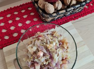 Una foto de Repollo (col blanca o berza) con manzana y nuez