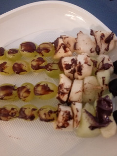 Una foto de Brochetas de fruta y chocolate para peques