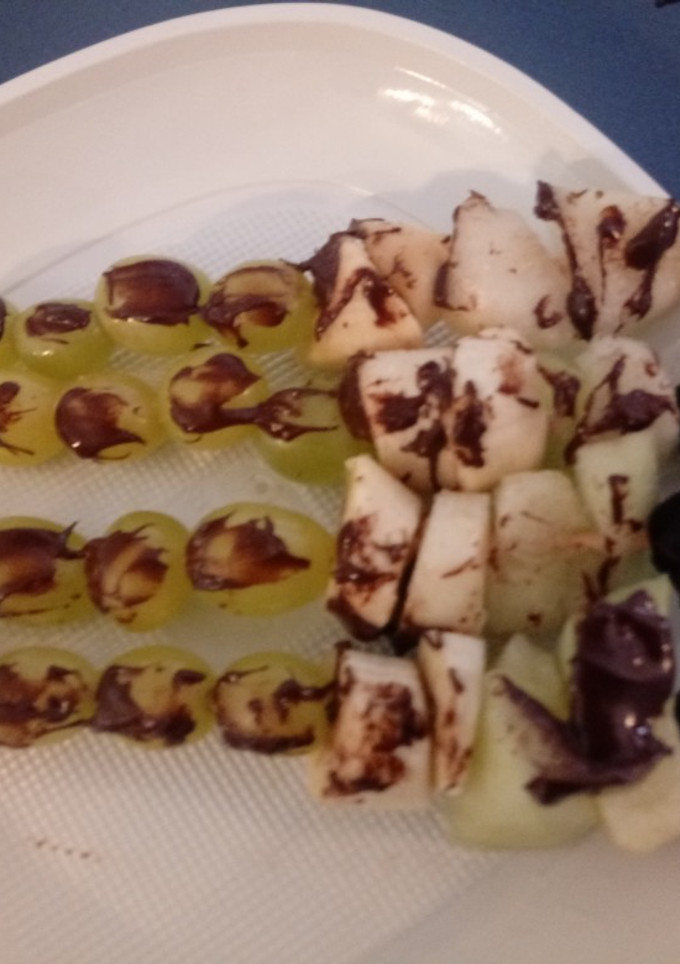 Una foto de Brochetas de fruta y chocolate para peques