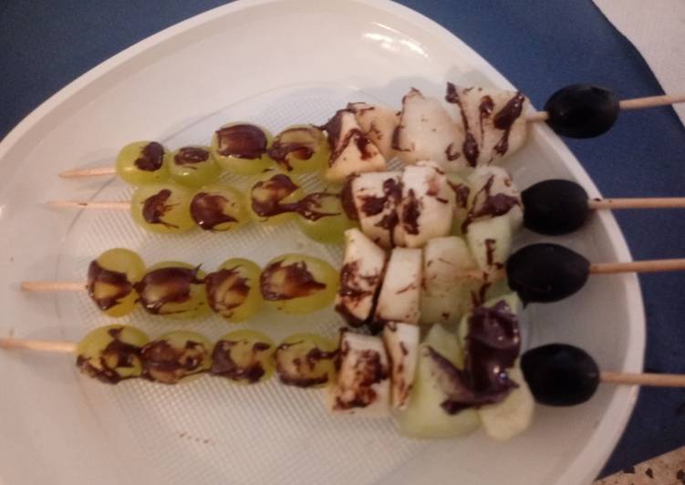 Brochetas de fruta y chocolate para peques