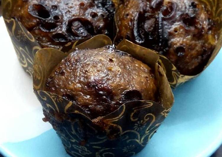 Langkah Mudah untuk Menyiapkan Muffin Coklat with chocolate bite didalam, Enak Banget