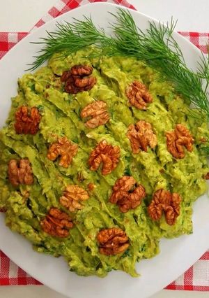 صورة لوصفة تغميسة الأفوكادو بالثوم والجوز🥑🥑🧄🥑