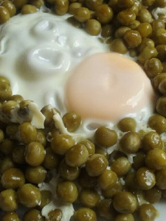 Una foto de Guisantes con huevo