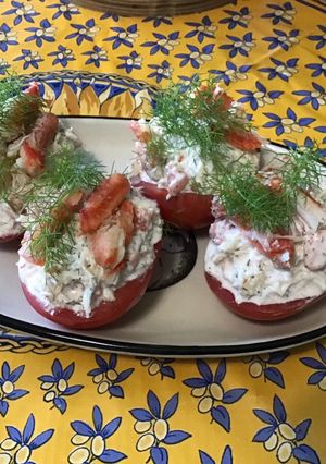 Une photo de Tomates farcies au crabe, mayonnaise et aneth