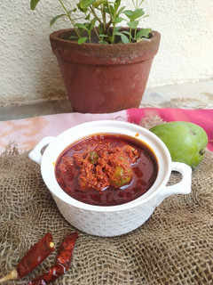ગુંદા કેરી નું ખાટું અથાણું (Gunda Keri Khatu Athanu Recipe In Gujarati) રેસીપી મુખ્ય ફોટો