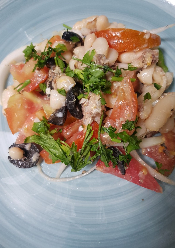 Una foto de 🥗 Ensalada de alubias blancas 🫘⚪ y sardinillas 🐟 en aceite 🪔🫒