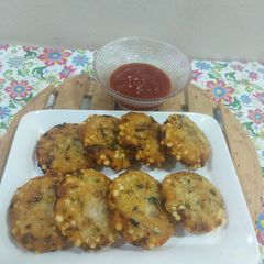 A picture of Maharashtrain snacks Sabut dana vada.