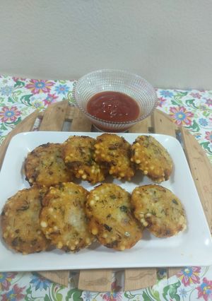 A picture of Maharashtrain snacks Sabut dana vada.