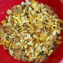 A picture of Egg shrimp (prawn)fried rice.