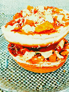 अप साइड डाउन पिज़्ज़ा बर्गर (Upside down pizza burger recipe in Hindi) रेसिपी मुख्य फोटो