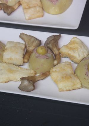 Una foto de Merluza con setas ostra y patatas rellenas