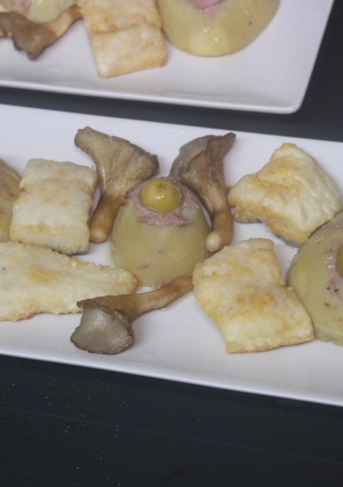 Una foto de Merluza con setas ostra y patatas rellenas