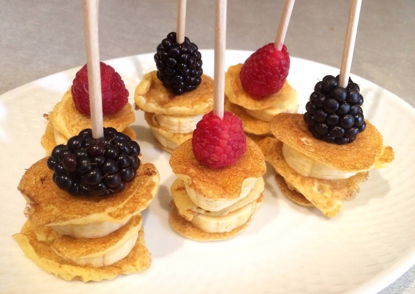 Brochetas de tortitas con plátano y frutos rojos