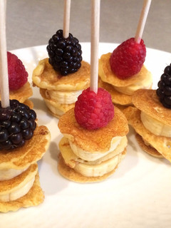 Una foto de Brochetas de tortitas con plátano y frutos rojos