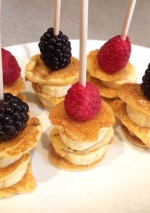 Una foto de Brochetas de tortitas con plátano y frutos rojos