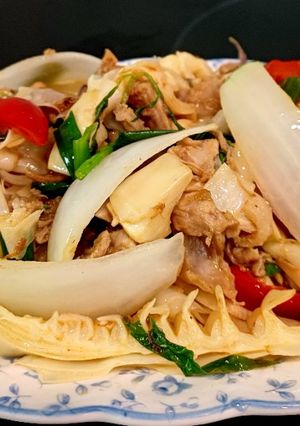 Hình của món Thịt vịt xào măng, ớt chuông, hành tây.