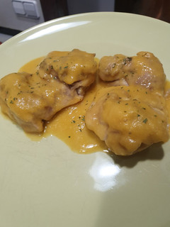 Una foto de Contramuslo de pollo en salsa de calabaza y queso tierno