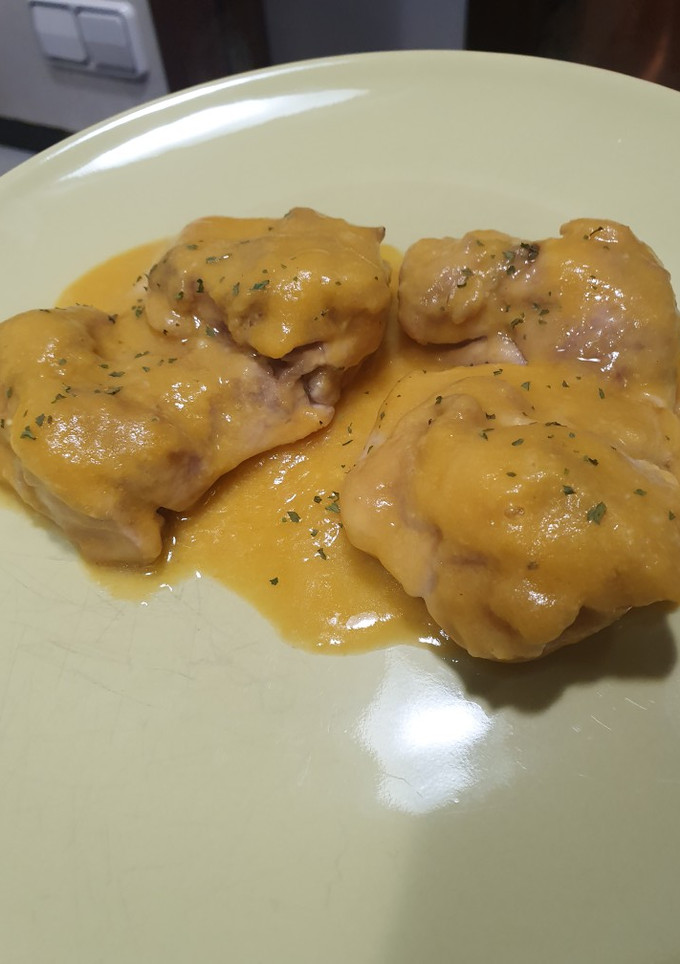Una foto de Contramuslo de pollo en salsa de calabaza y queso tierno