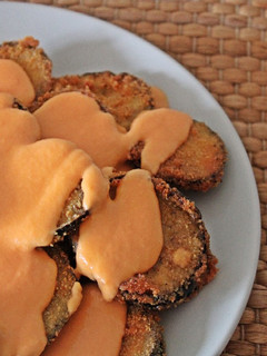Una foto de 🍆 Berenjenas fritas con salmorejo 🍆