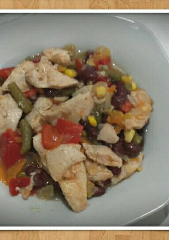 Una foto de Pollo con verduras a la mejicana