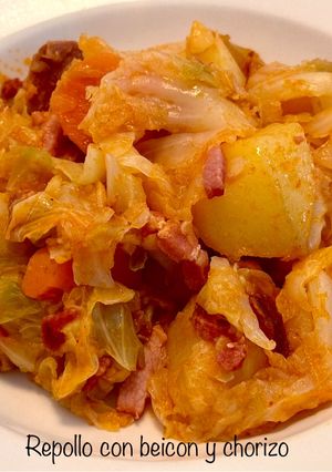 Una foto de Repollo con patatas, bacon y chorizo