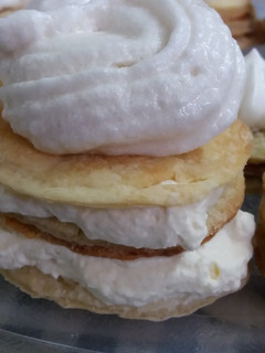 Una foto de Rogelitos, con crema Chantilly 💟💟