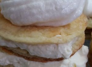Una foto de Rogelitos, con crema Chantilly 💟💟