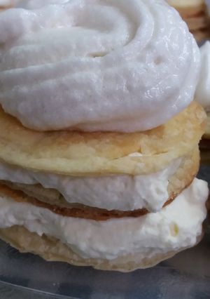 Una foto de Rogelitos, con crema Chantilly 💟💟