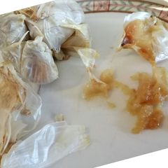 A picture of Roasted garlic bulb.