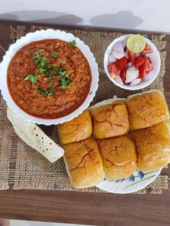 પાવભાજી (Pav Bhaji Recipe In Gujarati) રેસીપી મુખ્ય ફોટો