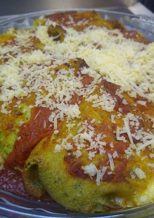 Una foto de Crepes verdes relleno de jamón y queso